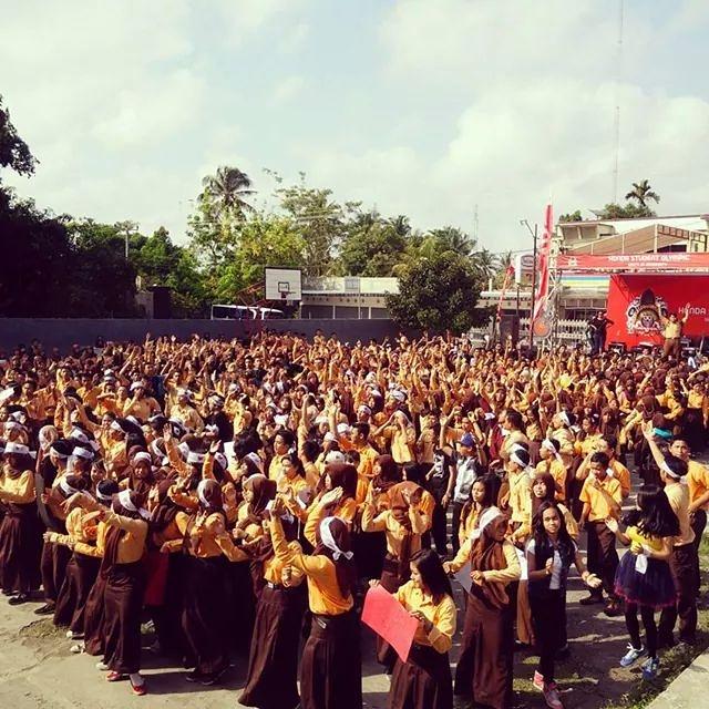 life_is_print's tweet photo. pecah "@indahAD_: #HSO2014 @mayohondaNTB @SMANAR_ meledaaaakkk!! http://t.co/N4ohEKzxd8"