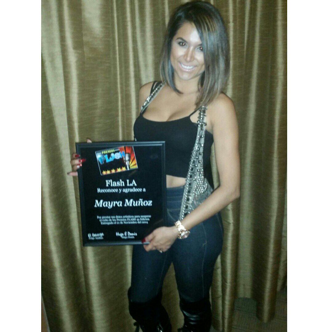 MayraMunozWorld's tweet photo. Terminando de cantar #ConSaborACafe #SingersWorld #Reconocimiento http://t.co/VE69J9gSlO