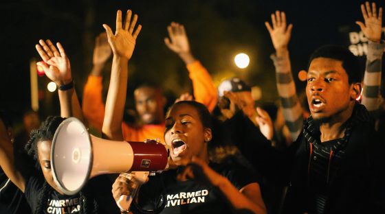 el_pais's tweet photo. Un agente inexperto mata a un joven negro desarmado en Nueva York http://t.co/JJYokLd9AY http://t.co/auS8QGsBrH