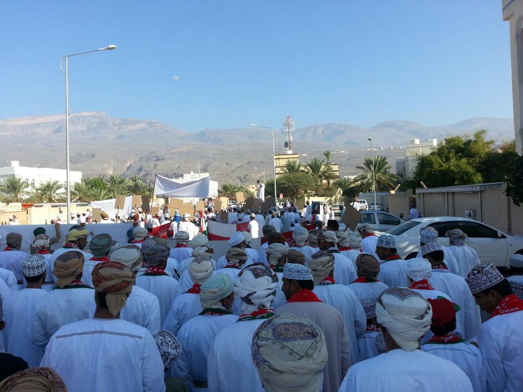 AlhamraNews's tweet photo. صور أخرى لمسيرة الولاء والعرفان لباني نهضة عمان التي أقامتها الولايه اليوم http://t.co/YoybFWkZwY