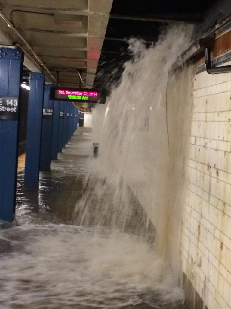 NaySlay_'s tweet image. Thanks 😒“@NYCTSubway: #SubwayNews Water entering thru street grates flooding E.143rd St #6 platform, tracks. http://t.co/hq4zzUcAdH”