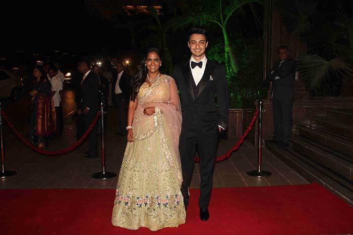 iamkajalraju's tweet photo. The newly wedded couple Arpita and Aayush at their wedding reception #ArpitaAayushWeddingReception http://t.co/UjKesuPFmt