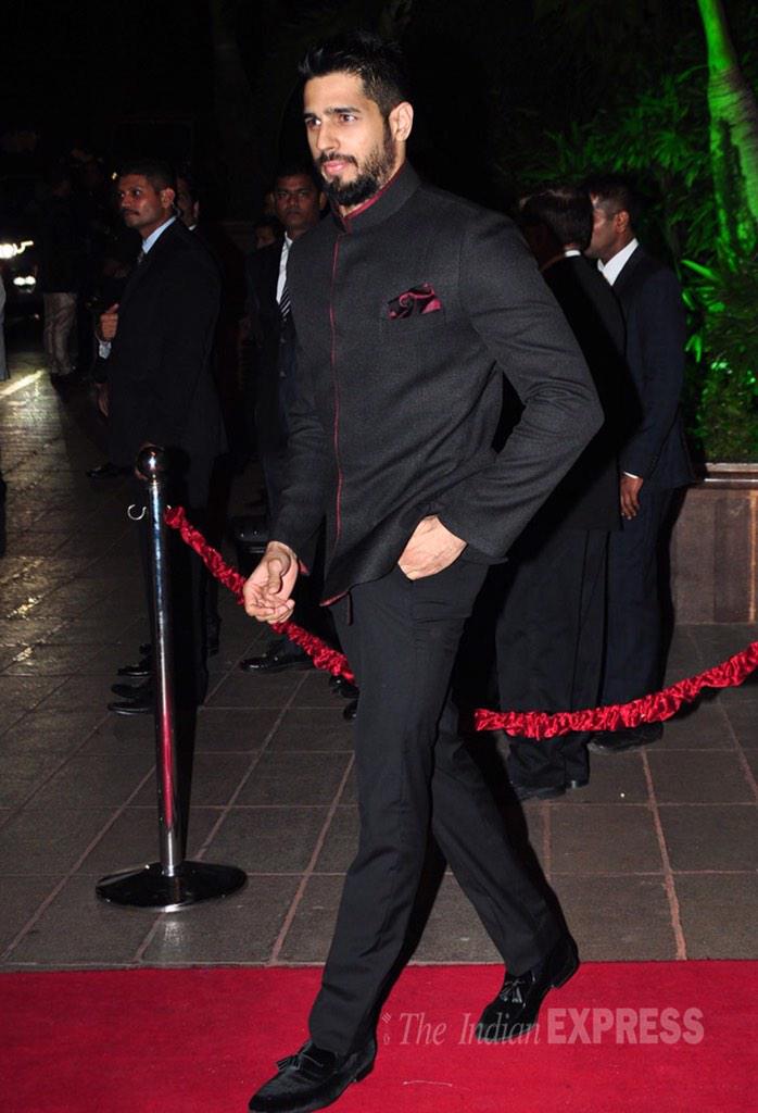 iamkajalraju's tweet photo. @S1dharthM makes a stylish entry at #ArpitaKhanReception http://t.co/x1vg3LDKa6