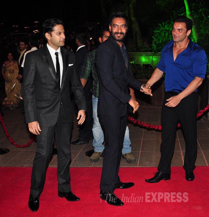 iamkajalraju's tweet photo. Sohail welcomes @ajaydevgn at #ArpitaKhanReception http://t.co/ecjllZKFGn