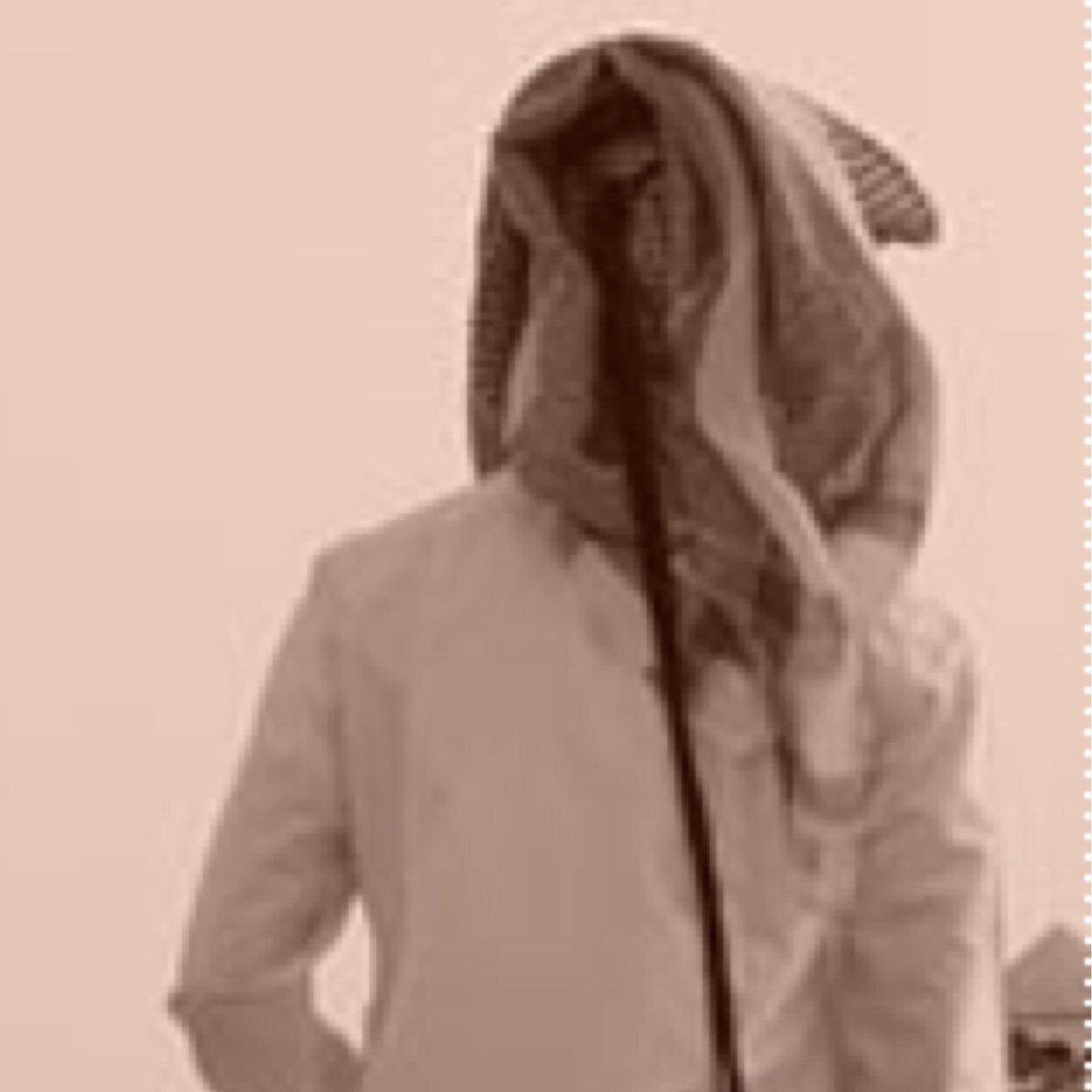 من يعِزّك  من جميع الناس عِزّه
ومن جزاك بخير بالمعروف جازه

وقدرك  بعين  الخلايق لا تهزّه
وخل قلبك صافيٍ مثل القزازه