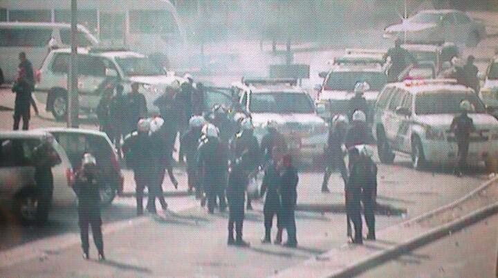 AmalSociety's tweet photo. #أمل_الشعب | العصيان العصيان .. مرتزقة النظام الخليفيّ تقف عاجزة أمام قبضات ثوّارنا الأبطال في صبيحة #عصيان_الحرية. http://t.co/oSoxhndZQV