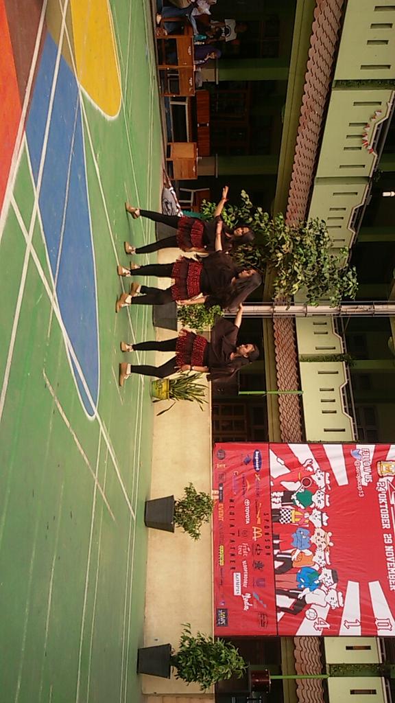 ada spultura crew nih yang lagi tampil di acara seroja cup ! cantik-cantik banget loohh