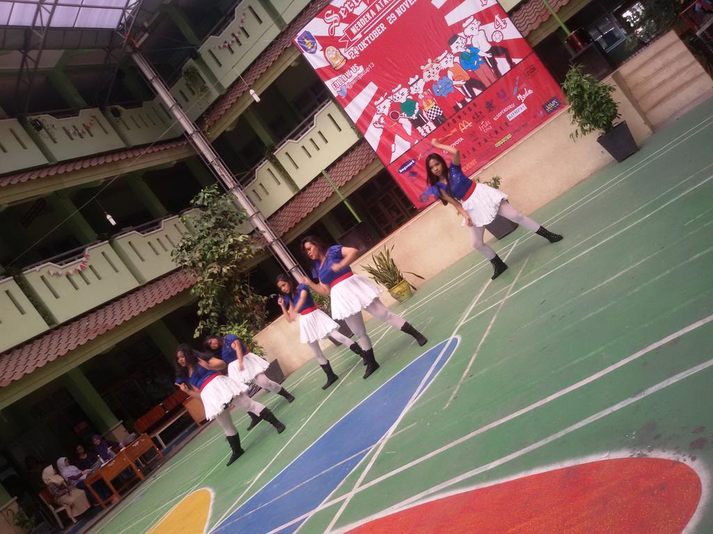 SMAN 80 on stage ! wihhh cantik-cantik banget!