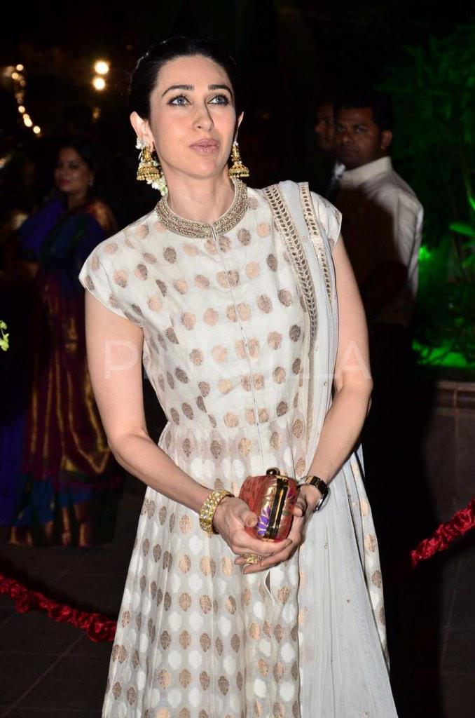 iamkajalraju's tweet photo. The gorgeous and stunning diva of Bollywood Karishma Kapoor looking beautiful like always #ArpitaKhanReception http://t.co/ioeN6czjO3