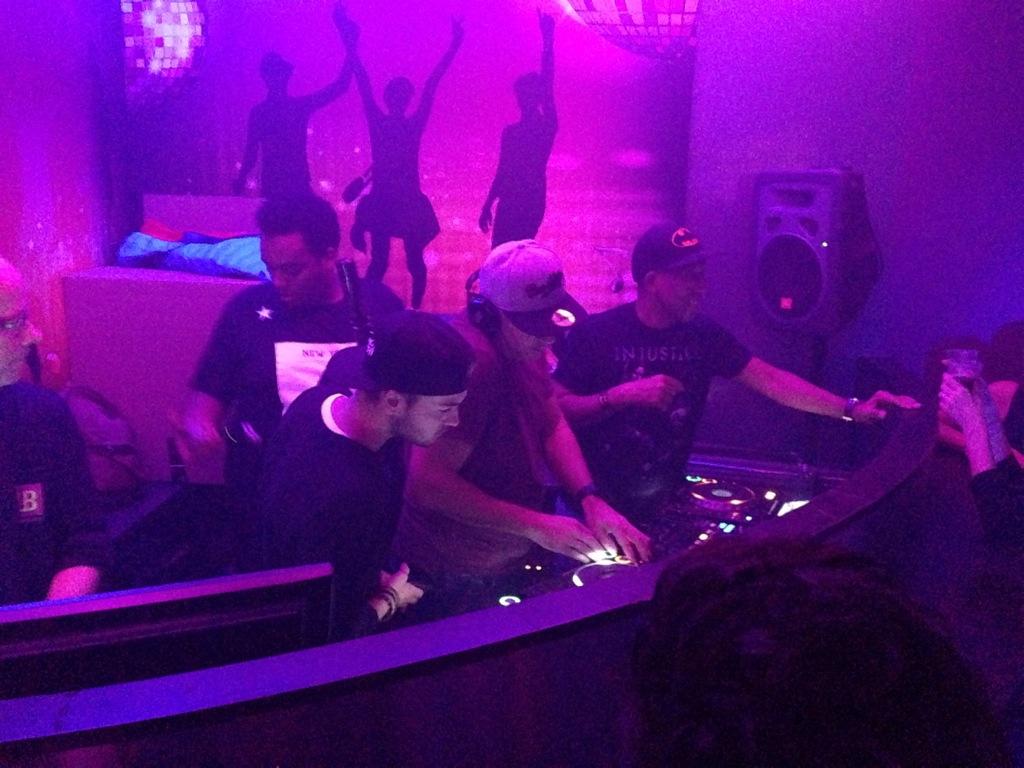 Een b2b2b set gisteren met <a href="/Mentaltheo/">ΜΞΝΤΛL THΞΟ</a> ➡️ <a href="/ThomasNewson/">THOMAS NEWSON</a>  ➡️<a href="/TheDarkraver/">Steve Sweet</a> wat was dat gaaf zeg!  💪