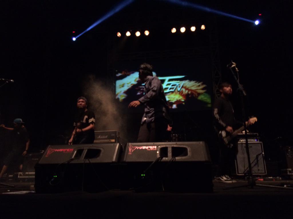 aji_faraday's tweet photo. RT @54Festival: Nowww on stage!!!! @THIRTEENjkt yeahhh!!!! #SMALEFESTIVAL pecahh broooo http://t.co/GXEyEWn1p3