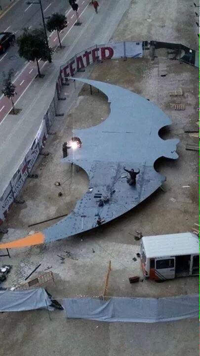 Radioesport914's tweet photo. Ya esta casi acabado el murciélago que presidirá la fachada de Mestalla por el lado de la Avd Aragon...Impresiona http://t.co/QpUtJzXAig