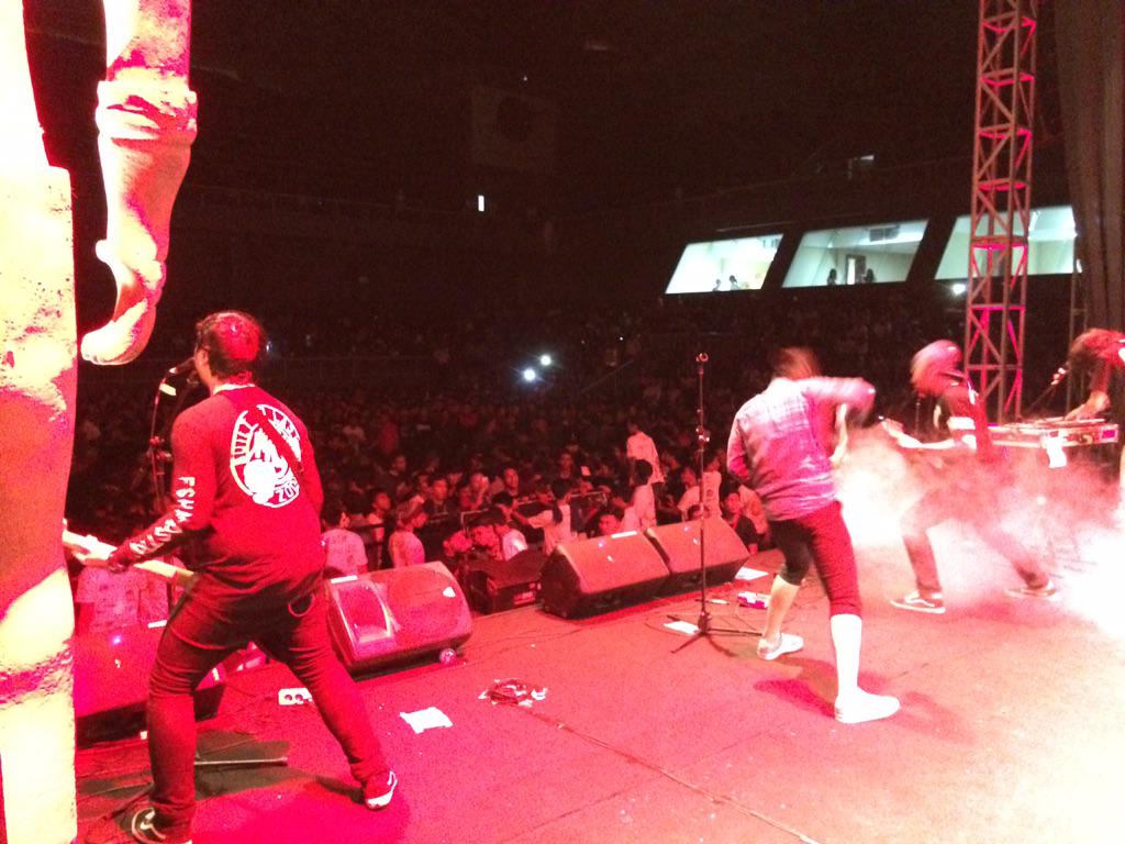 aji_faraday's tweet photo. thirteen keren parahparahh RT @54Festival: Kerenn aliggg @THIRTEENjkt di #SMALEFESTIVAL http://t.co/vthdxS7TtU