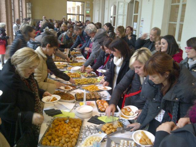 MeetingNidi's tweet photo. E giu' di aperipranzo #meetnidi14 http://t.co/Uon2QrSbOX