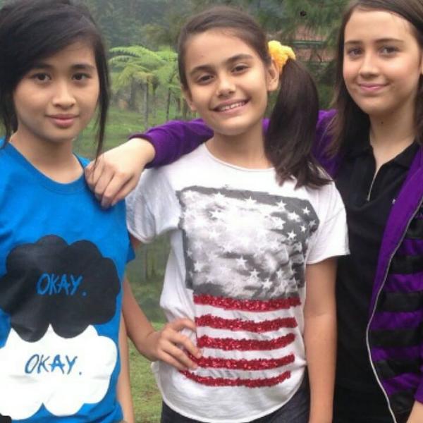 shrnsohortian's tweet photo. #TrioBidadari @_BintangBTJC_ @PelangiBTJC_ http://t.co/l3bvkBcQxm