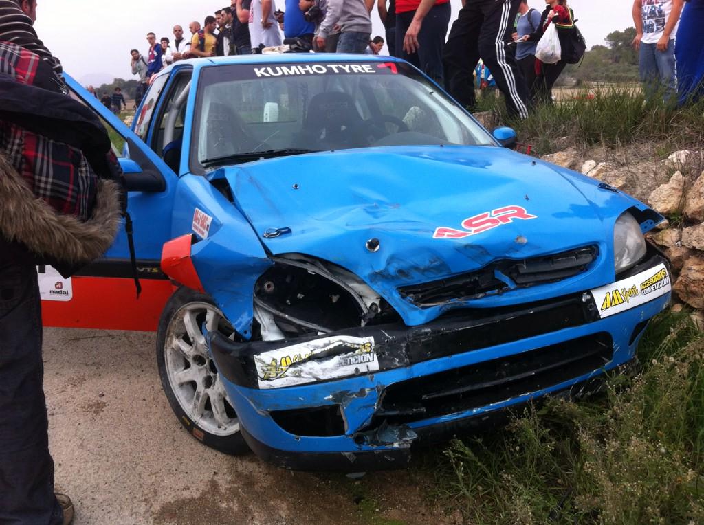 carlosxmallorca's tweet photo. @Mallorcarallye #RSConservas Accidente hermanos Tortonda contra Golf de regularidad que estaba aparcado. Están OK http://t.co/ryCUuKWg8Z