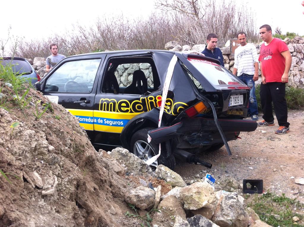 carlosxmallorca's tweet photo. @Mallorcarallye #RSConservas Accidente hermanos Tortonda contra Golf de regularidad que estaba aparcado. Están OK http://t.co/ryCUuKWg8Z