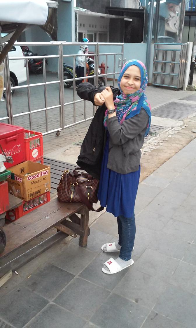 iqbalrasid's tweet photo. Sabar yah mungkin yg ngambil suka ngambil sepatu ping sabar yah @osisyafitri http://t.co/DbsblvTCtE