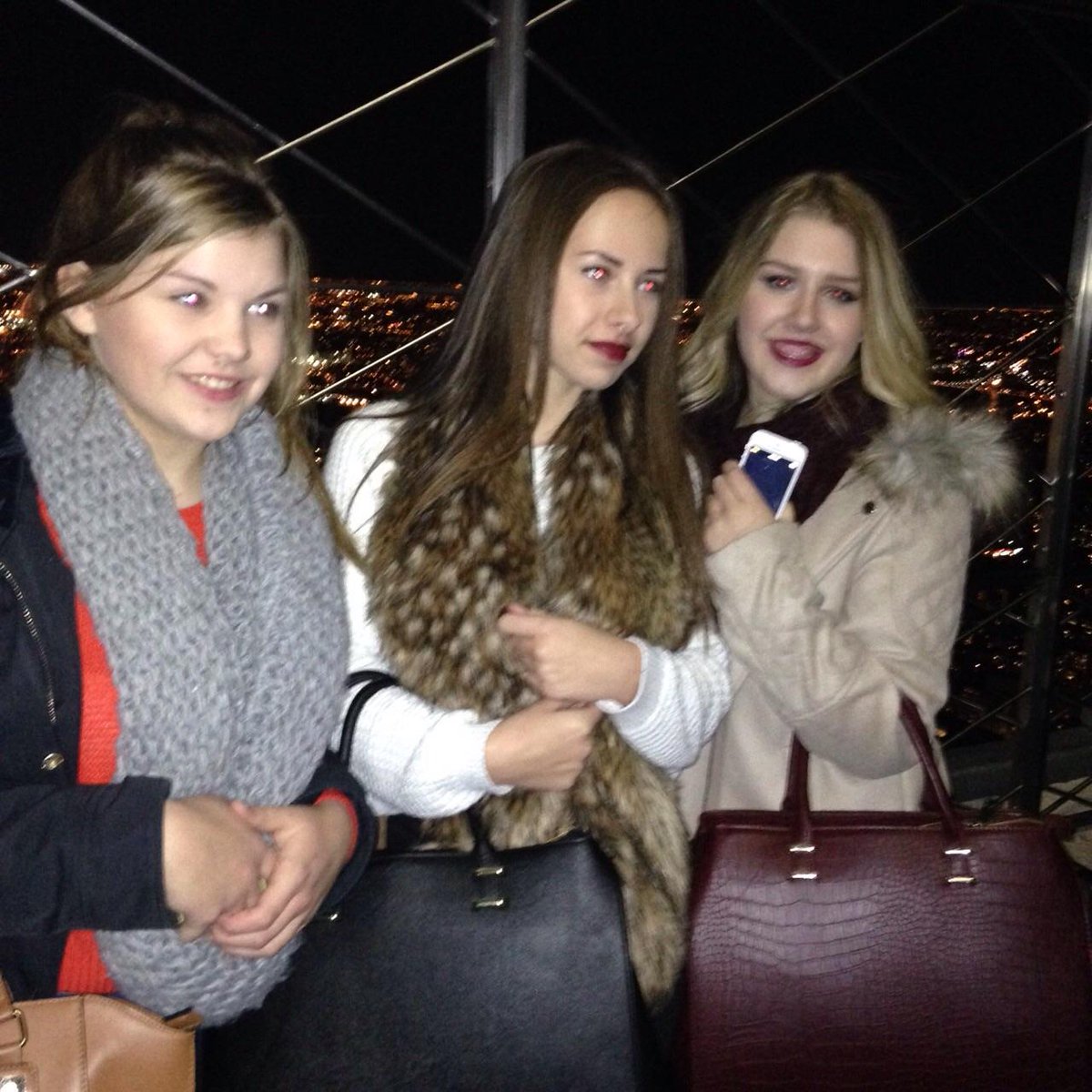 ashtoncsc's tweet image. reports from NYC all good except that the showers are freezing! #NewYork