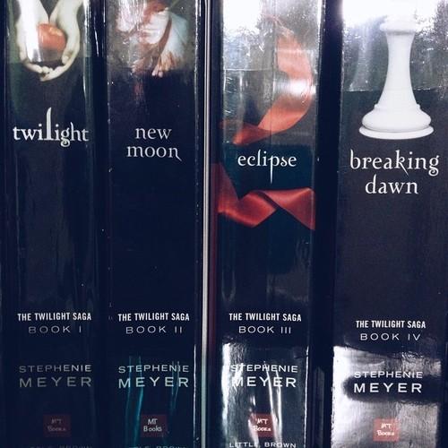 afterthebite's tweet image. So here’s the last part of my #givenbooks 😊 My mom gave me... ift.tt/1AwoK6Q