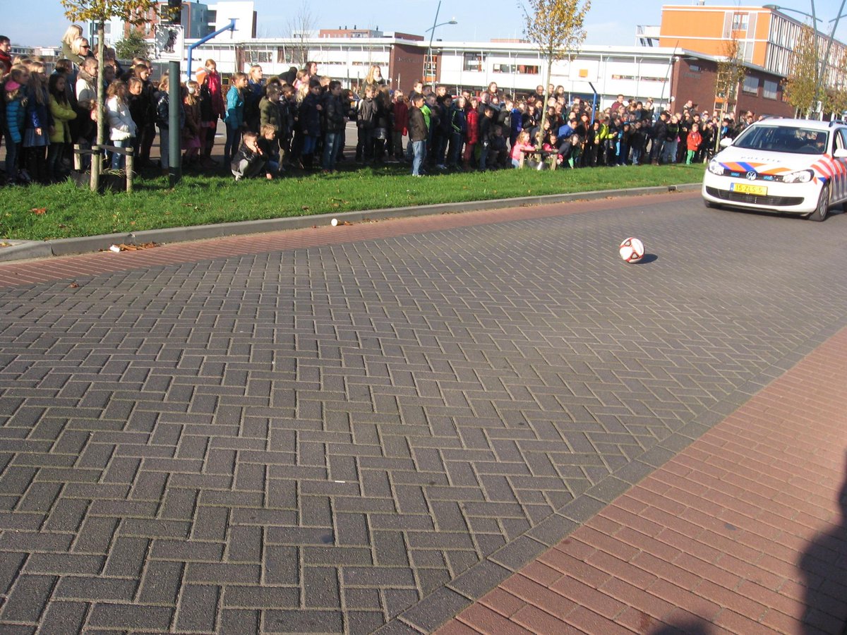 ElstOost's tweet photo. Veilig van en naar school. Foto remactie. http://t.co/5zIl6MYJlF
