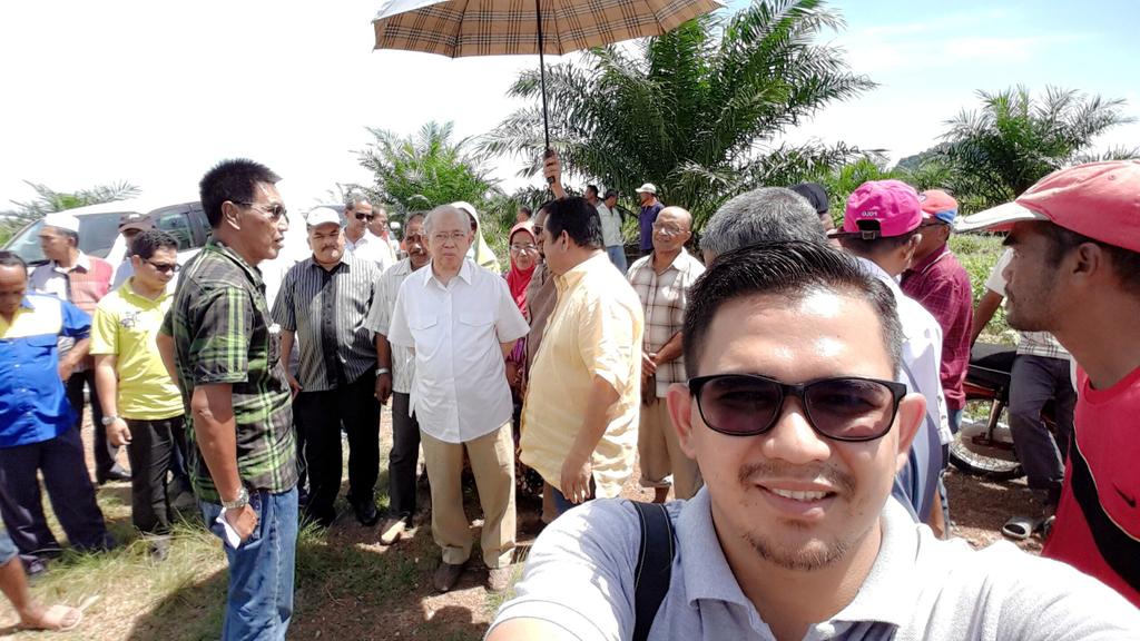 AzmawiFikri's tweet photo. Lawatan YBM @razaleigh ke ladang Rkt kesedar Paloh 2.@themfar @yatimahmad @ppumnoguamusang @azizgalas @KPguamusang http://t.co/orDVx9nWAs