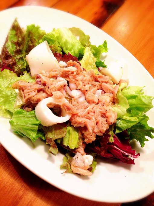 久々ヒルズのカプリチョーザ来たら、お店もメニューも少し変わってた。 たんぱく質を、と思ってチキン食べたかったのになかった(&acute;･_･`) 必ず食べるニンニクとトマトのパスタは、我慢して、大好きなツナのサラダ食べた♡