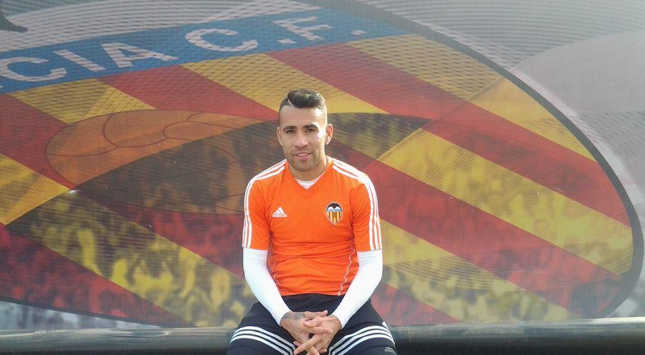 plazadeportiva_'s tweet photo. Entrevista a Otamendi: "Ayala me dijo que iba a jugar en el Valencia al margen de la venta" http://t.co/hxYGeW8o1g http://t.co/cdBnAuTcuq