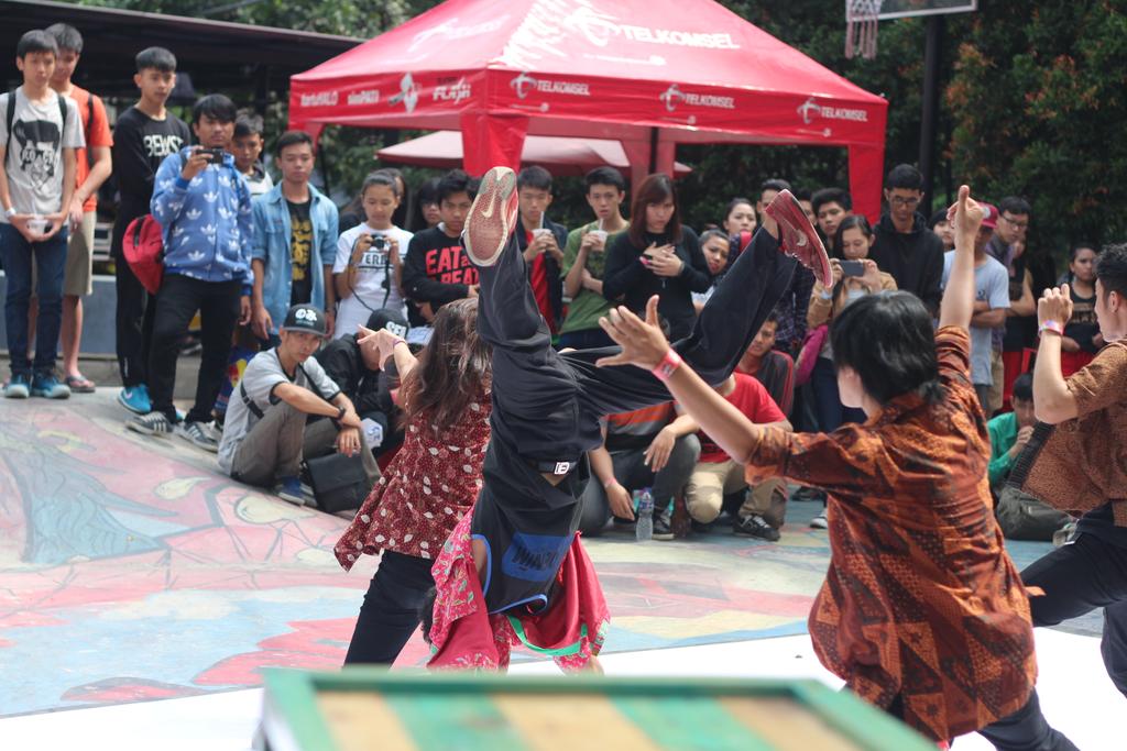 seru banget acara <a href="/EatDBeat/">Eat D Beat</a> di Loops Station... ada banyak kompetisi yang keren abiiiis....