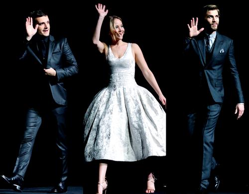 TributoDel_Doce's tweet photo. A estos tres les tienen que dar un Oscar por {Sinsajo I} o algo👌❤ http://t.co/0rOHKMFZUg