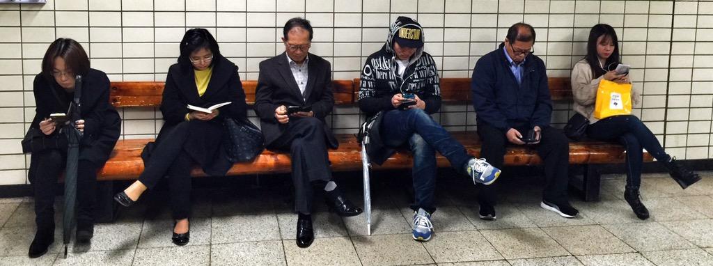 KaiDiekmann's tweet photo. Finde den Fehler..... #mobile #Korea http://t.co/r3ALE2k3Md