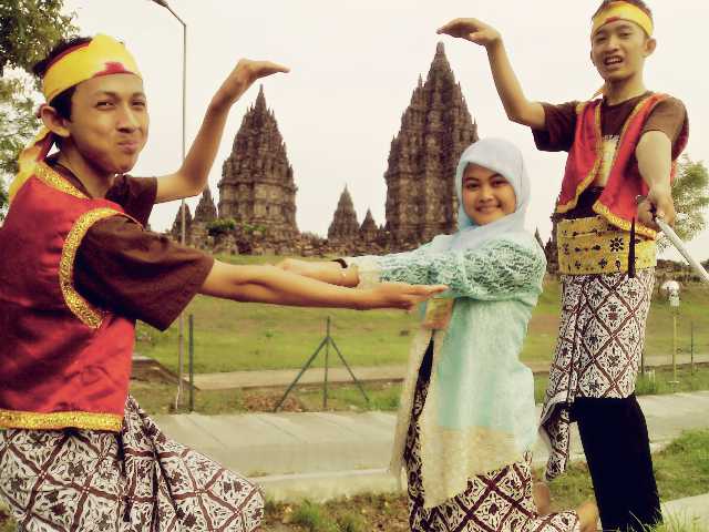 dhewi_mustika's tweet photo. INI nih foto selfie DRI @KOPMAUNS buat @JamNas_Kopma @Dpr_Printing @KOPMAUINSUKA .. Team kita "SAVE OUR CULTURE ".. http://t.co/B5RtGMKkDe