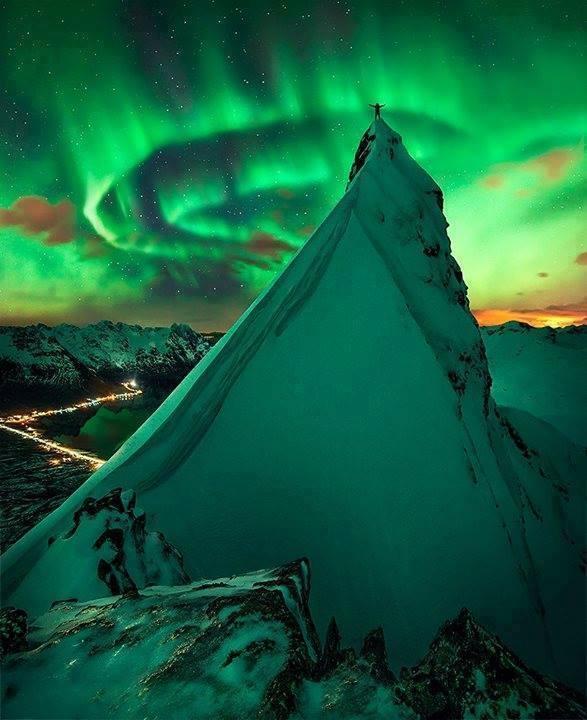 La imagen mas espectacular que he visto de una aurora boreal. ¿Te gustaria estar ahi arriba? ☺