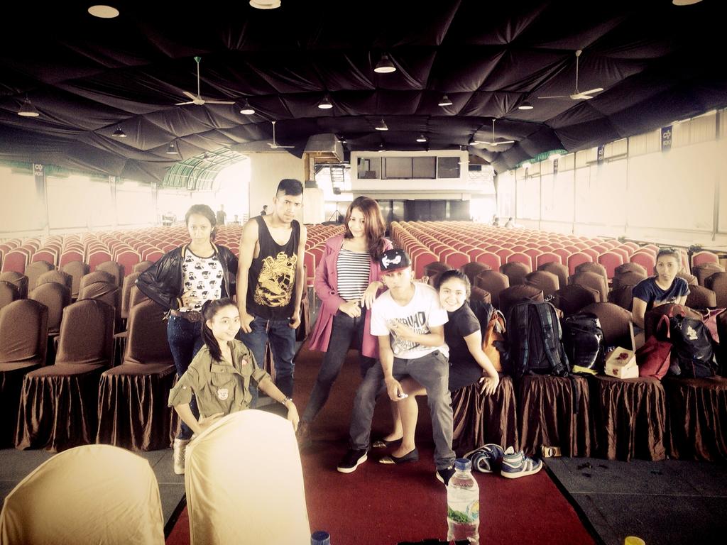 its show time @ Hotel Seruni Bogor with <a href="/naderaaKA/">DERA✌</a> <a href="/davitadea/">DEA DAVITA</a> <a href="/ichaisisca/">Sisca M Lubis(S.M.L)</a> <a href="/NonJegegeka/">Nonjegeg michanya al</a>