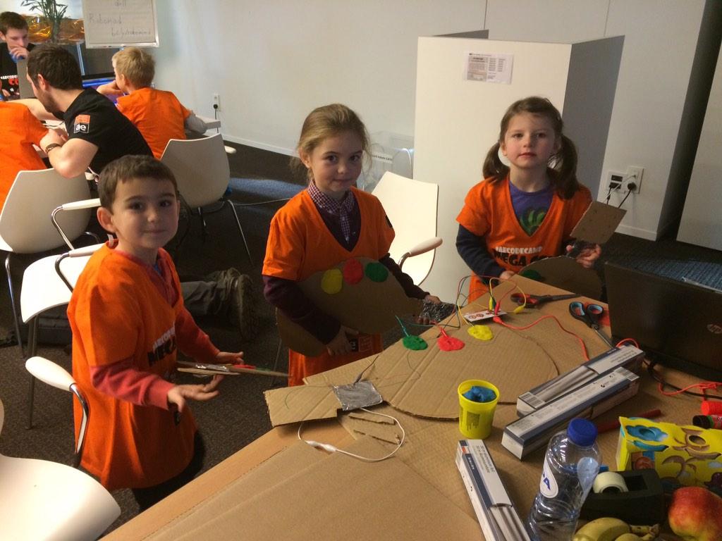 guelinckx's tweet image. Vandaag op #AECodeCamp:
#makeymakey
#scratchpro
#robomind
