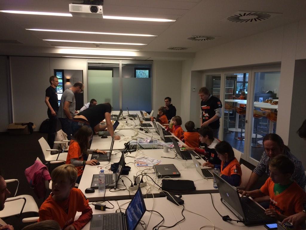 guelinckx's tweet image. Vandaag op #AECodeCamp:
#makeymakey
#scratchpro
#robomind