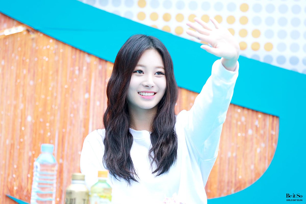 141122 GS콘서트 팬사인회 #걸스데이 #유라 <a href="/Girls_Day_Yura/">걸스데이유라</a> 보너스컷! 예쁜 유라♥  goo.gl/I6qRKF