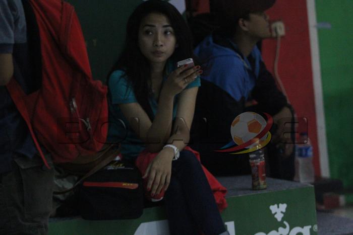 Cari pacar tuh yang kayak begini. Udah cantik mo nungguin yayang main futsal lagi XD #CarlsbergFutsal