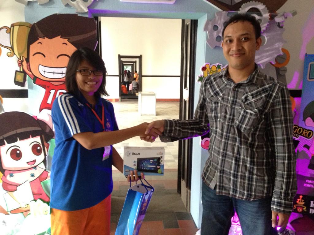 UdinusTechnoC's tweet photo. Selamat ya buat kak @izzazo dapet 1 buah tablet dari Udinus :)) @dinusfestival horraay....!! http://t.co/k2AuF7w4zU