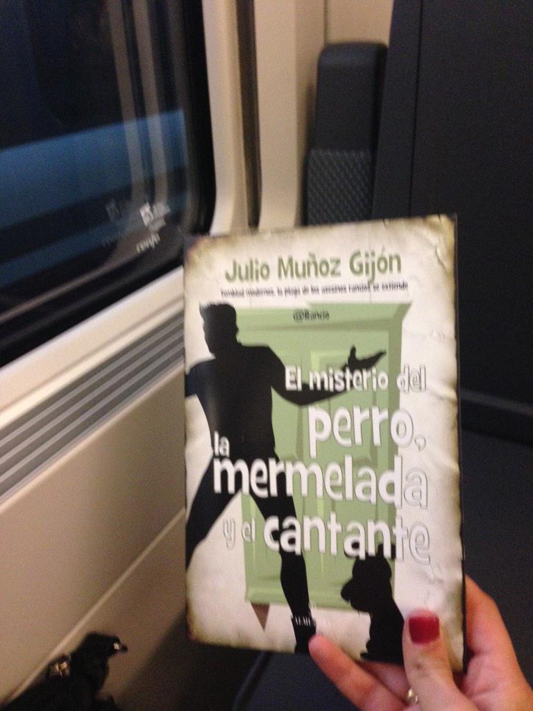 LidiaLorence's tweet photo. @rancio Mi ultimo viaje a Madrid leyendo mi propia muerte... http://t.co/FDzIOURkuR
