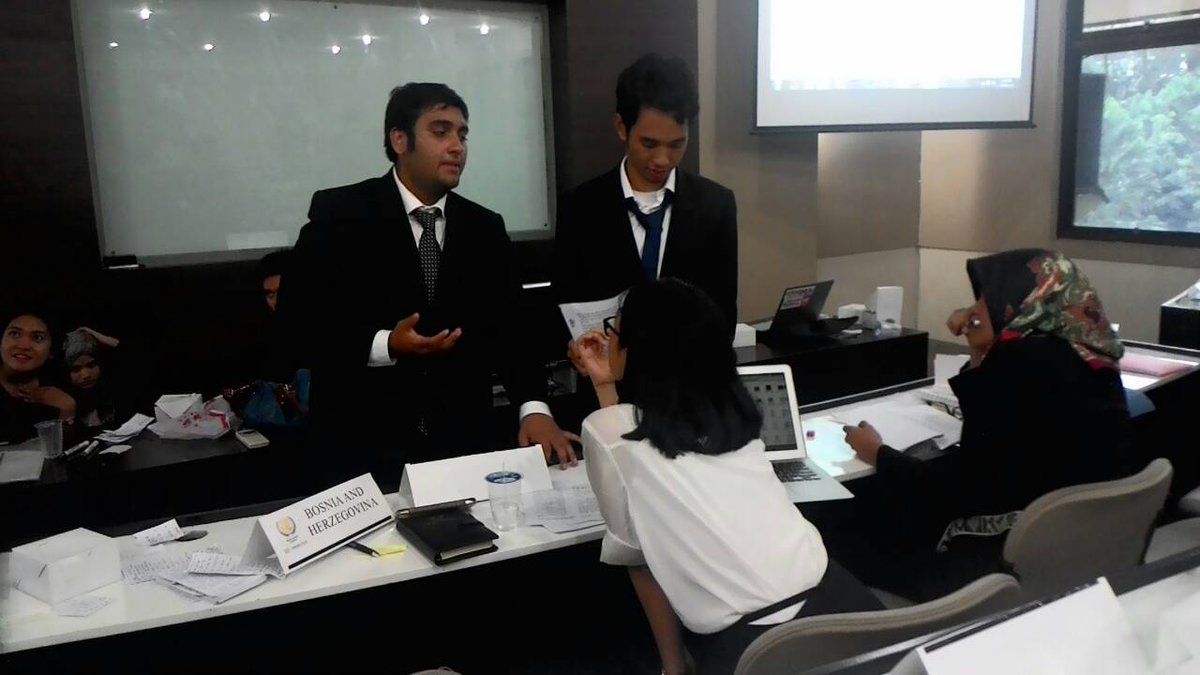 GrandGA2014's tweet photo. Some serious group negotiations happening right now ! http://t.co/K1SZO6AmHb