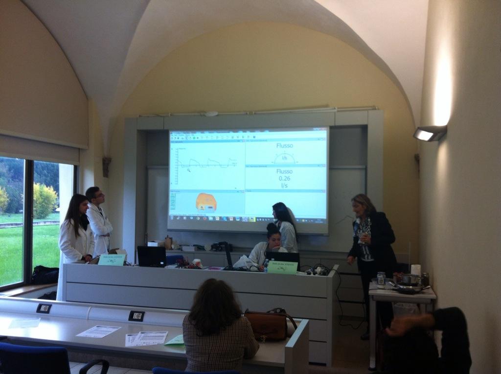 silviapan73's tweet photo. #scientixConf #futurText scienze integrate e ICT al workshop di E. De Masi e i suoi alunni. C'è il Dottor Scientix!! http://t.co/t8Fim1n5aT