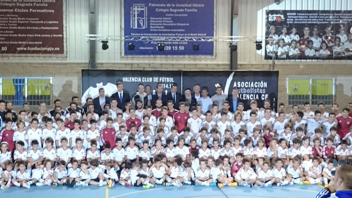 valenciacf's tweet photo. ACADEMIA FUTSAL VCF - Gran expectación en la presentación de la Academia Futsal del VCF http://t.co/2hdWKvdZFl. http://t.co/uY4bYRXLZj