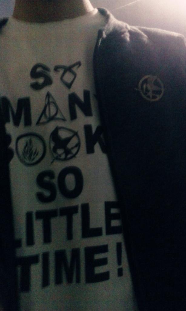 luigihyun's tweet photo. Got my nerd shirt on and mockingjay pin pinned. Feels? Not yet ready. #MockingjayP1 http://t.co/giXW0Koegz