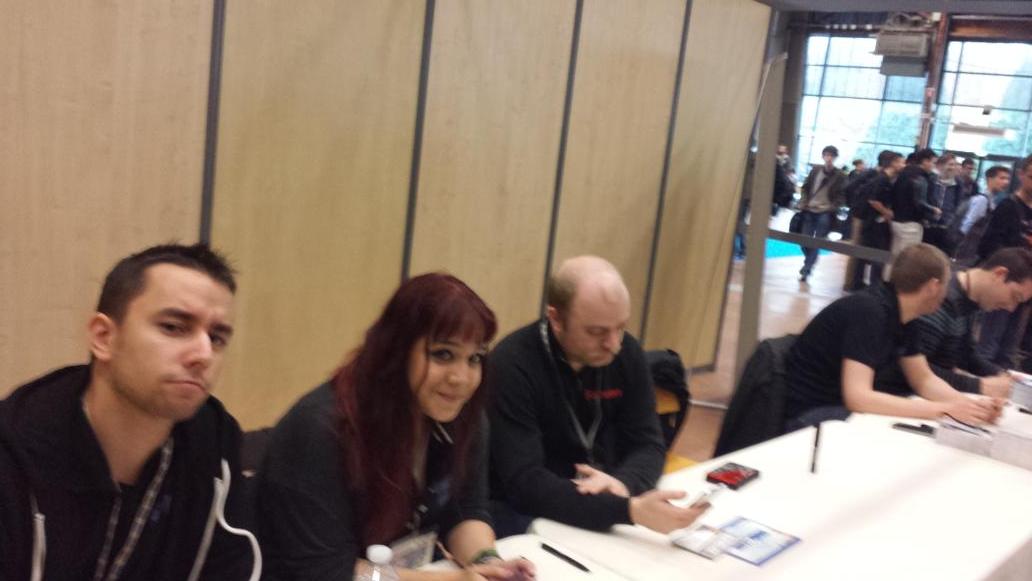 Ginta44's tweet photo. En direct de @A2P_NANTES  début des dédicaces ! #starclick http://t.co/RXFIJ5aDx7