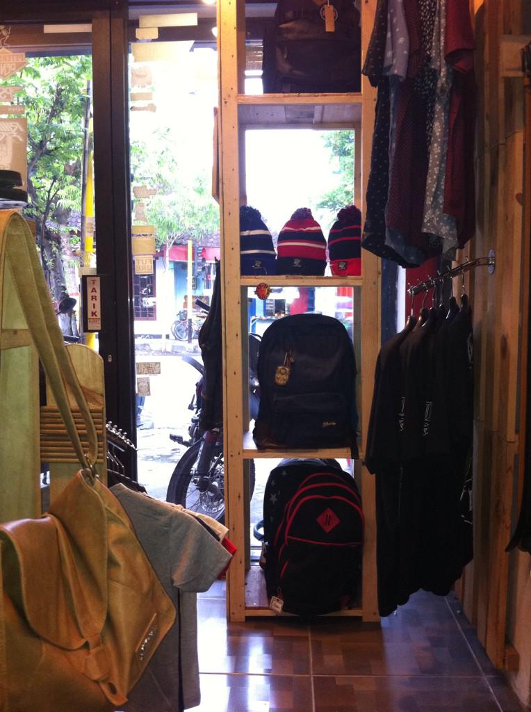 StreetWear9's tweet photo. Yang lagi berakhir pekan di Blitar merapat ke jalan veteran 40 Blitar http://t.co/heLPC2RqLJ