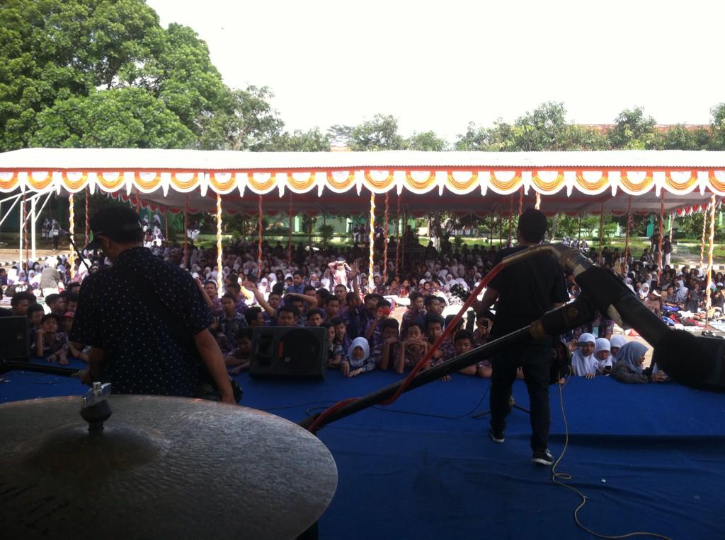 mch_official's tweet photo. Terima kasih Sma N 1 Jumapolo! Kalian keren! Sampai jumpa lain waktu :* http://t.co/0Ti3uwpcyC