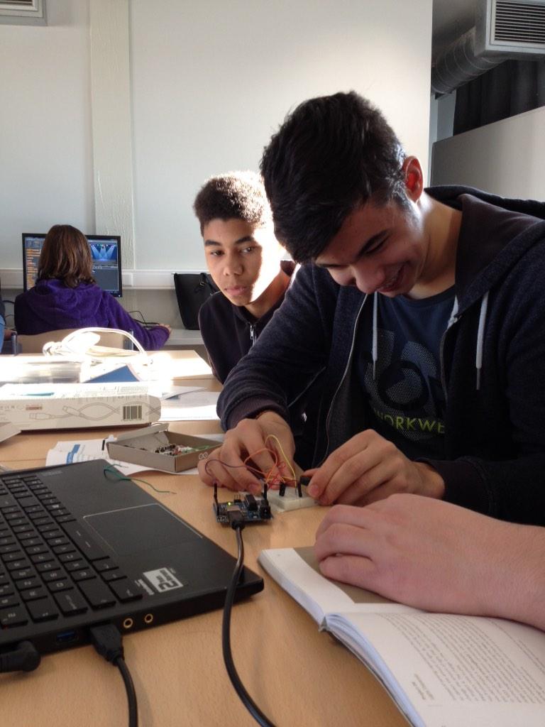 CodeStart2's tweet image. Workshop #dwengo gegeven door onze experts Jonas, Eddy & Sam. Thx boys! #start2code #stem #HourOfCode #kskoma