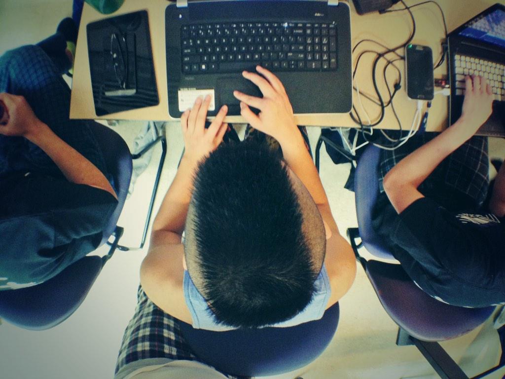 KrisLovesMovies's tweet photo. #Javalinos working with our no. 1 programmer #uwwhackathon14 @Javalinos http://t.co/As7EasKKZI
