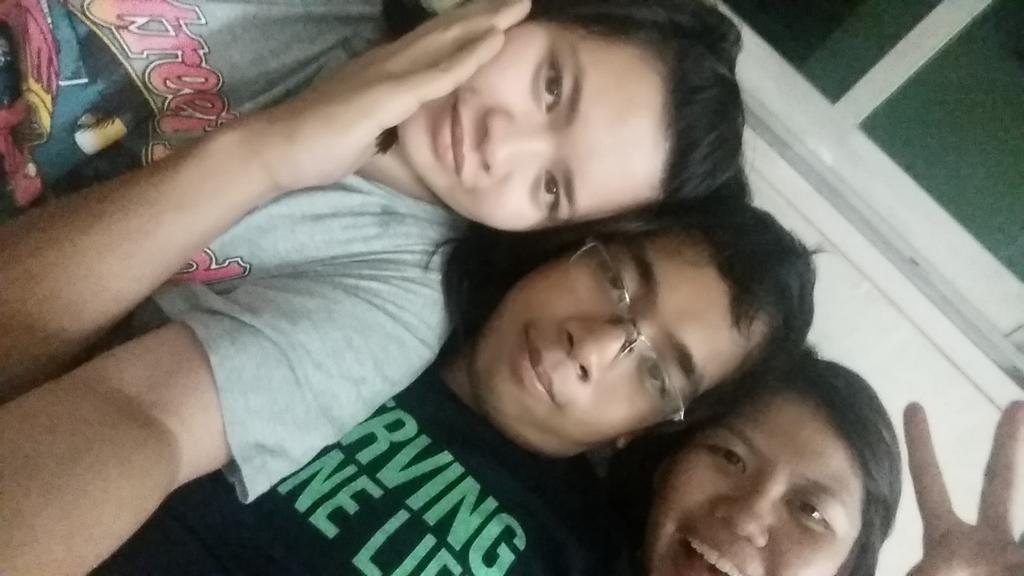 LyrzaRAWR's tweet photo. Ingat ka @jamesyayen sa flight mo! We love you! 😂 #babe1 and #babe2 @McClaaryyy http://t.co/Qw4jbjJTOU